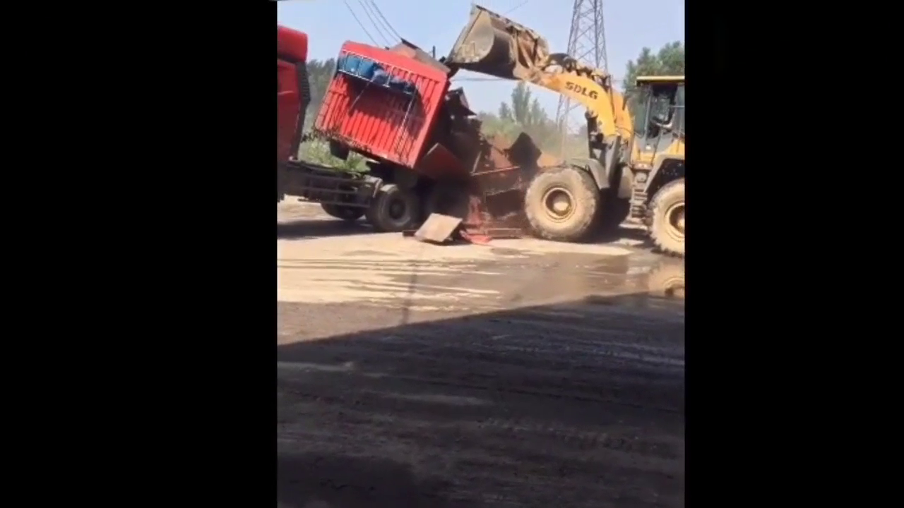 这一铲，大卡车车身彻底断了！