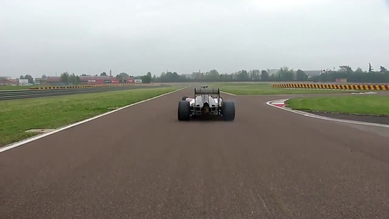 改装过后的超级跑车 车手安全帽莫名戳中笑点