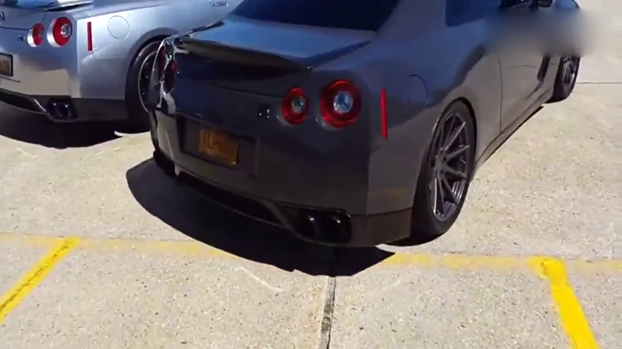 改装车聚会 12辆日产GTR停在一起 场面壮观可想而知!