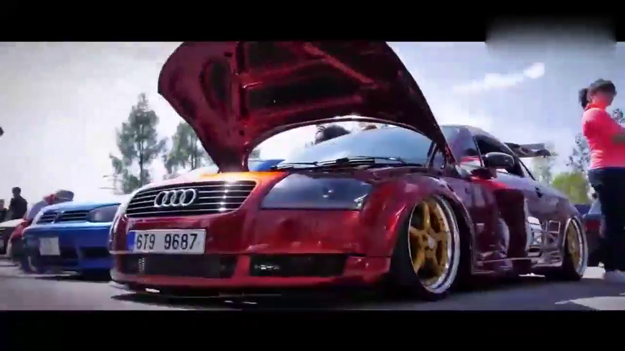 改装车聚会狂欢 一起体验现场的激情热火