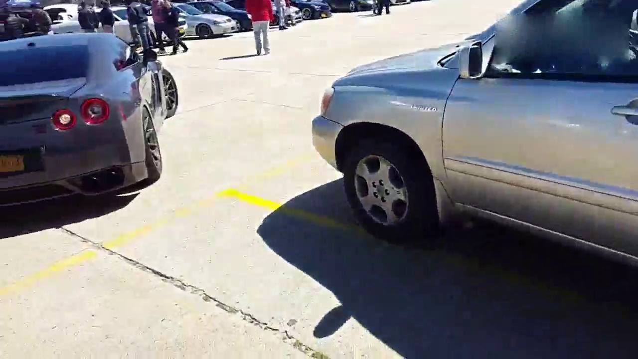 改装车聚会 12辆日产GTR停在一起 场面壮观可想而知