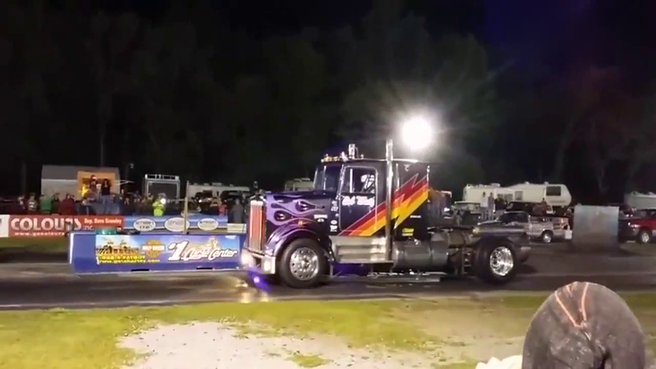 擎天柱卡车直线加速展示 太棒了还调皮左右晃荡！