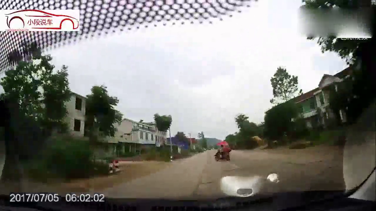 电动车夫妇野蛮变道，视频车的出现让电动车吓得惊慌失措