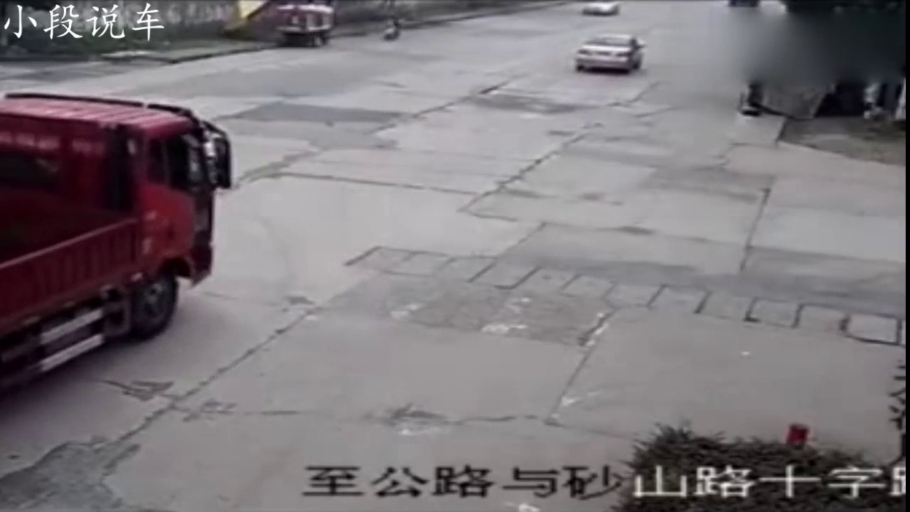 电动车大姐以为躲过大货车就没事了，瞬间悲剧的一幕上演了