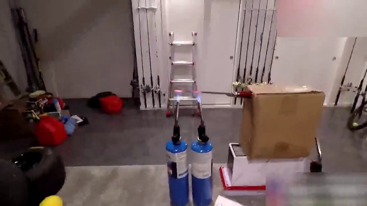 用烧红的小刀刺下去的一瞬间，才知道跑车的轮胎有啥不一样！