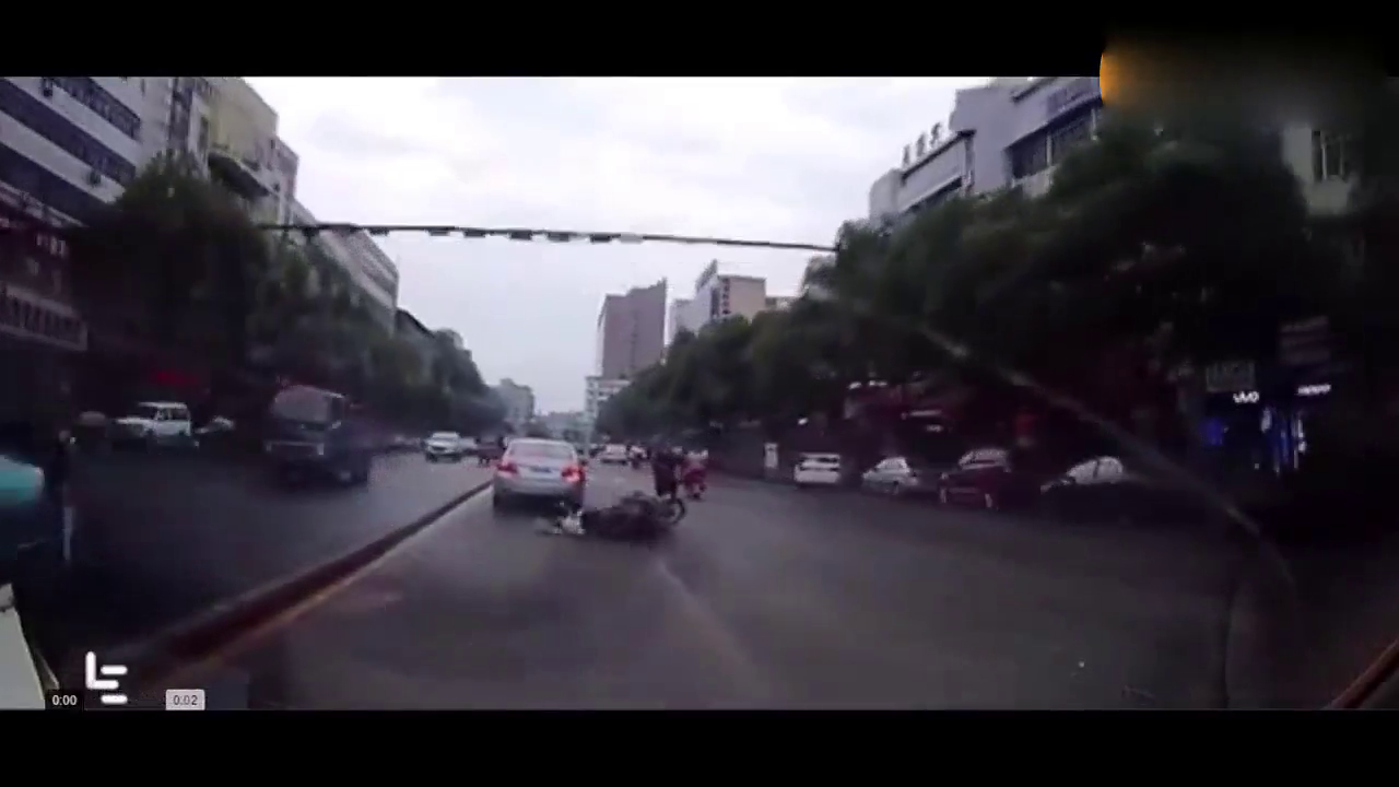 电动车大爷不走寻常路，没想到下一秒直接扑街