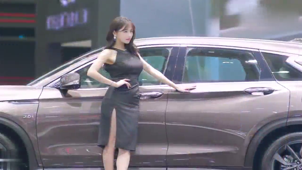 本以为每个车展都一样，却被这个不知名的她吸睛!