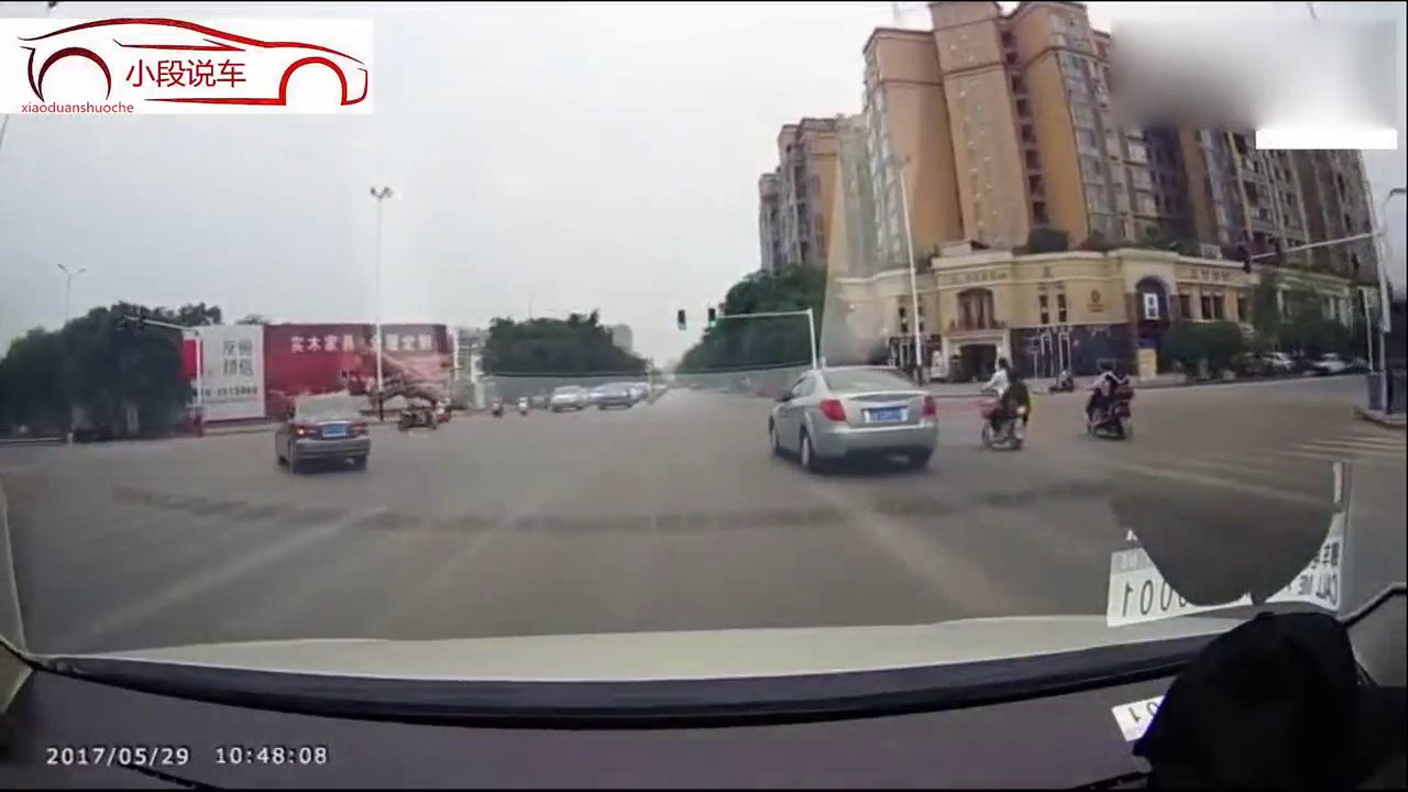 电动车敢在这样的车流中闯红灯，结果看着特解气
