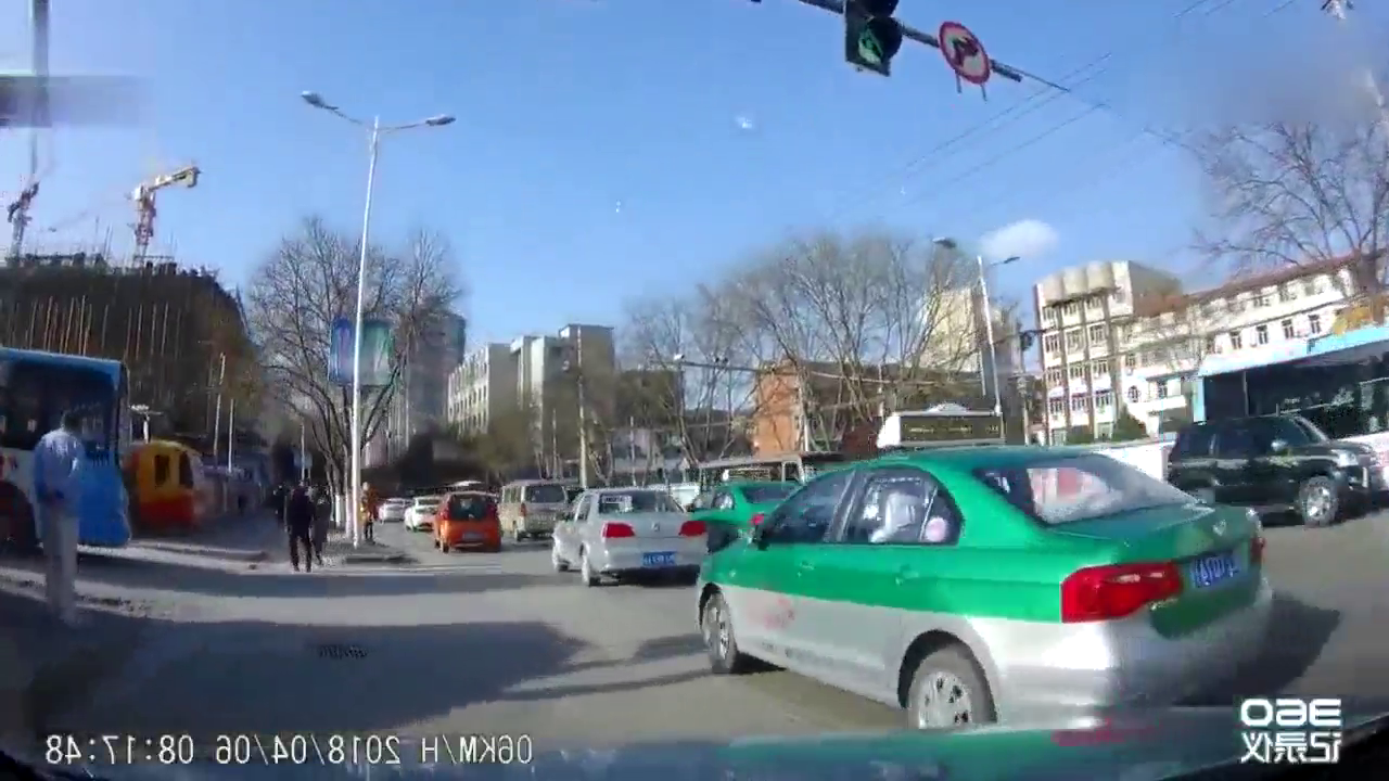 出租车突然变道停车，让我这老司机都有点措手不及