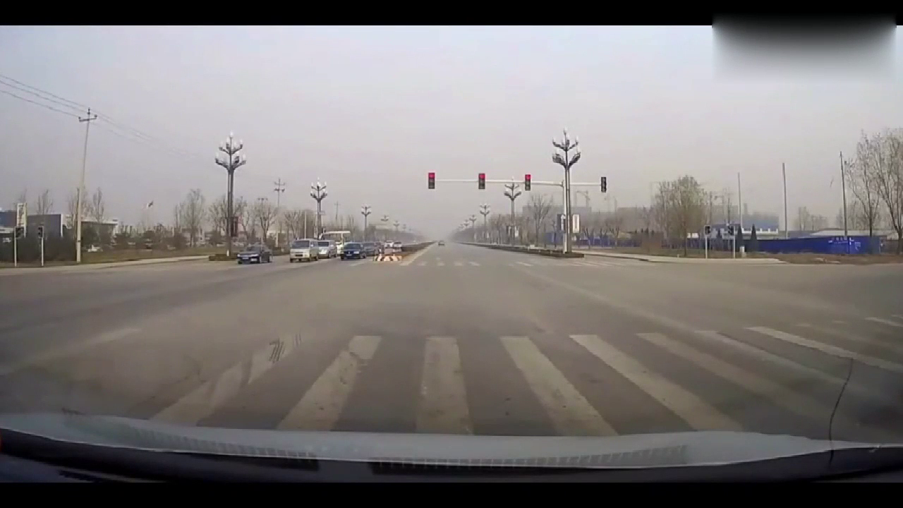 刚起步电动车就横切到我面前，幸亏踩死刹车