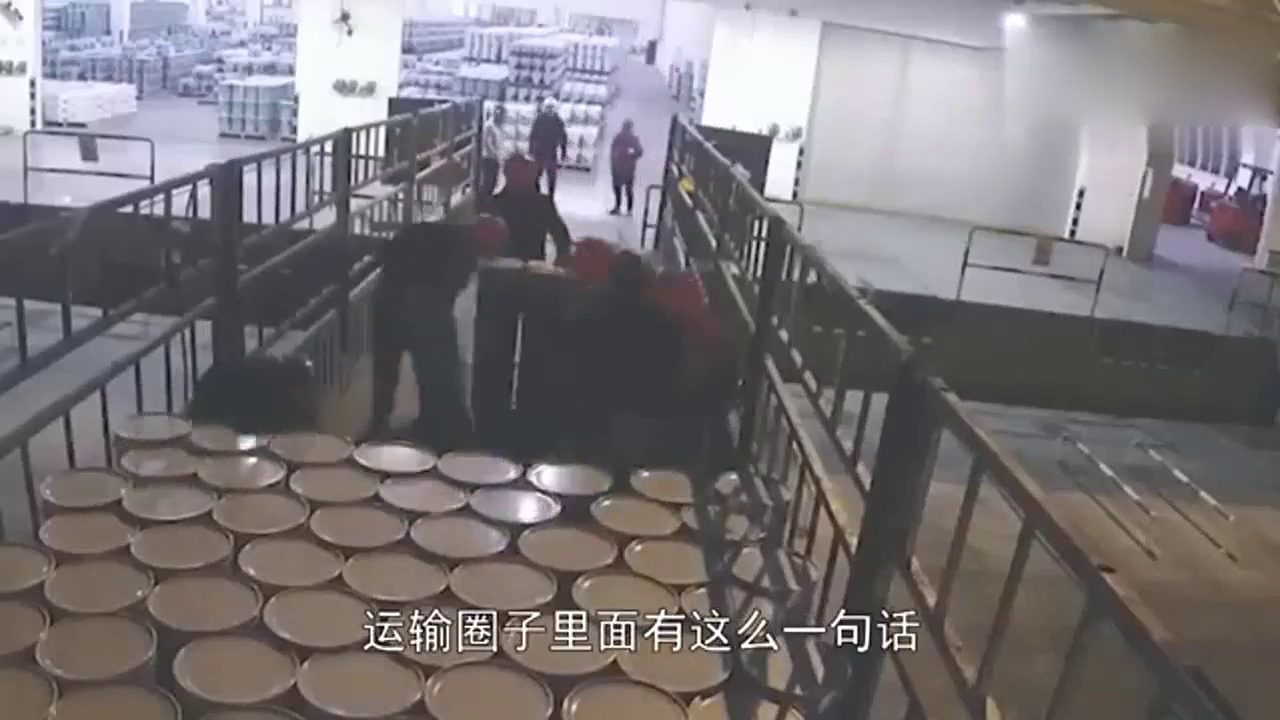 穷不拉管饿不拉卷，看看国外卡车如何拉钢卷，网友：不是一个待遇