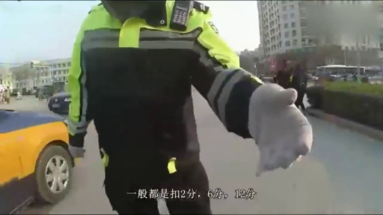无证驾驶改装车，被扣1123分罚3万元，网友 没有证怎么扣