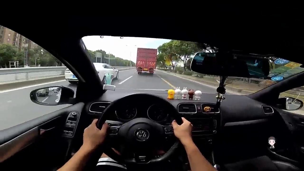 高尔夫R偶遇阿斯顿马丁，一脚油门让四百万的跑车没了颜面