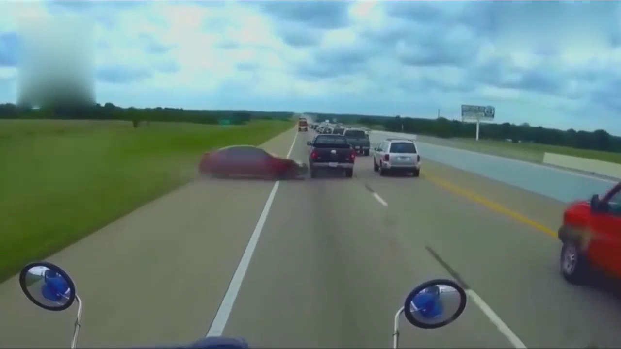 美女驾驶红色跑车，速度与激情精彩上演，技术一流