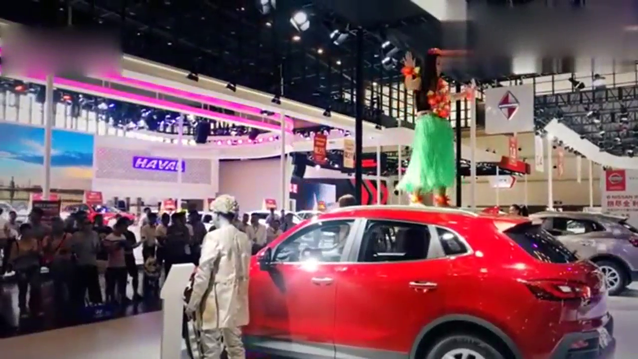 2018郑州秋季大河车展 车顶上的草裙舞众人围观