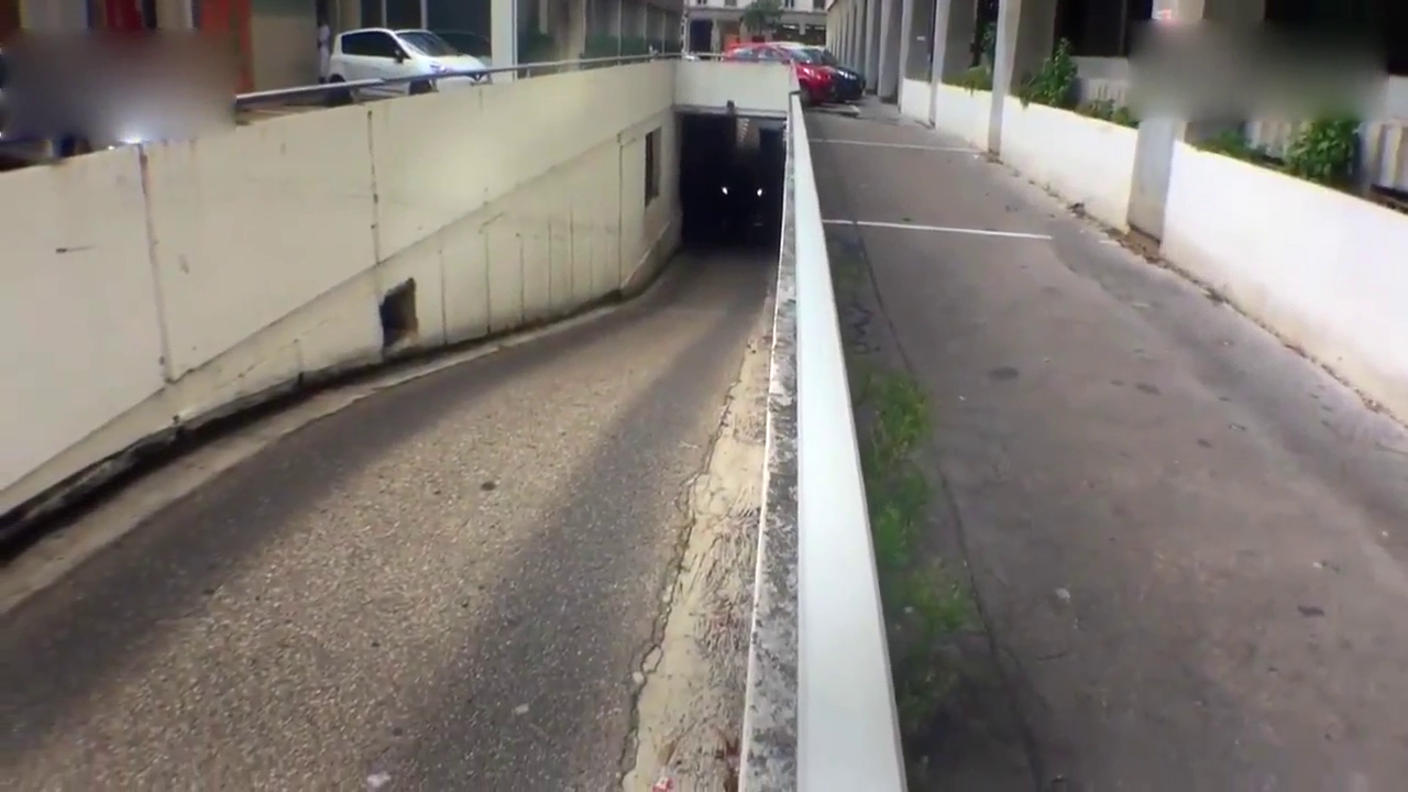 停车场见一辆超级跑车，钥匙打开的那一刻才是霸气的开始