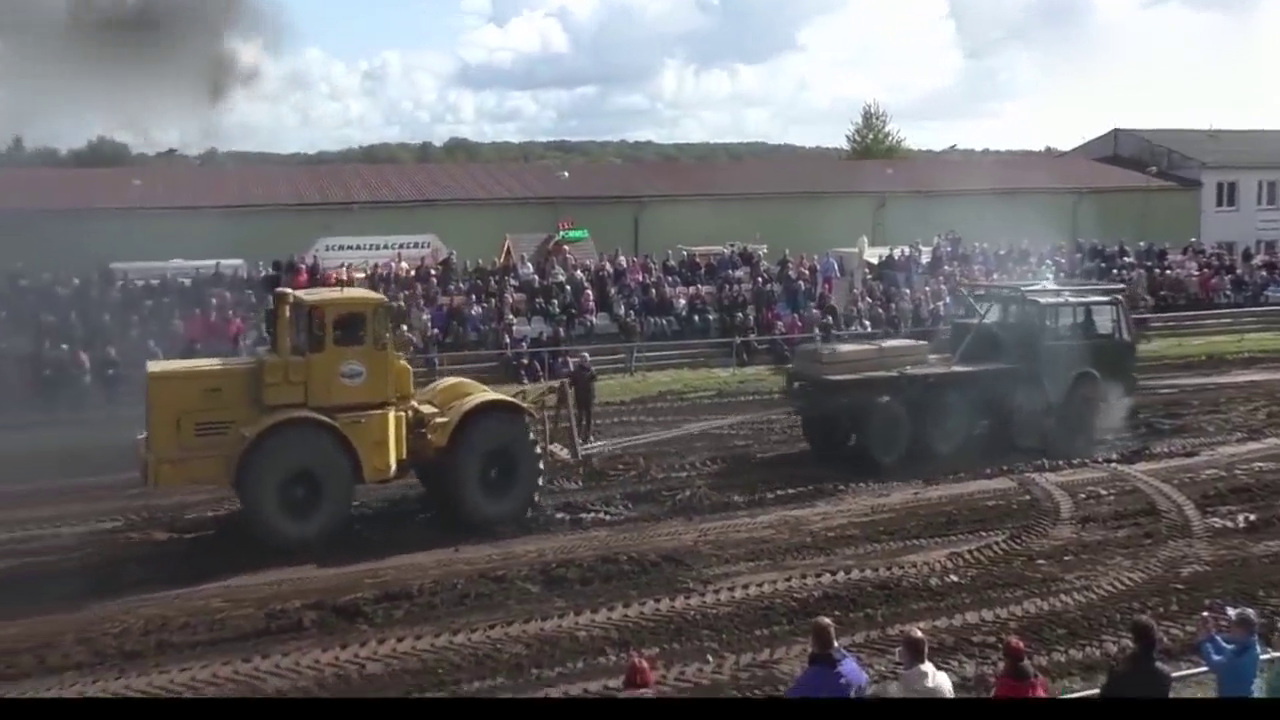 太脱拉813卡车和K701牵引车拔河，刚开始就被拖着走！