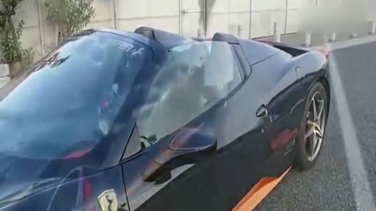 美女坐法拉利跑车，突然按到一个按钮吓到了！