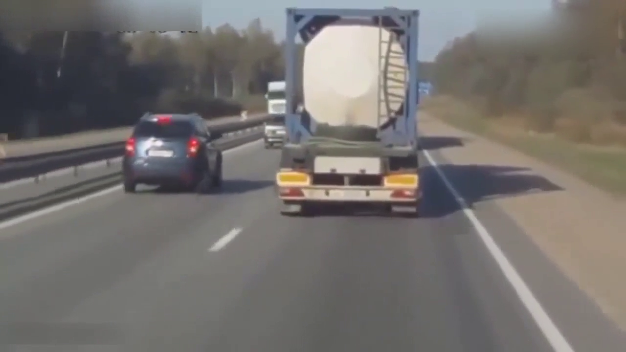 油罐车超车后突然发现屁股后面挂着一辆出租车，着实一脸懵比