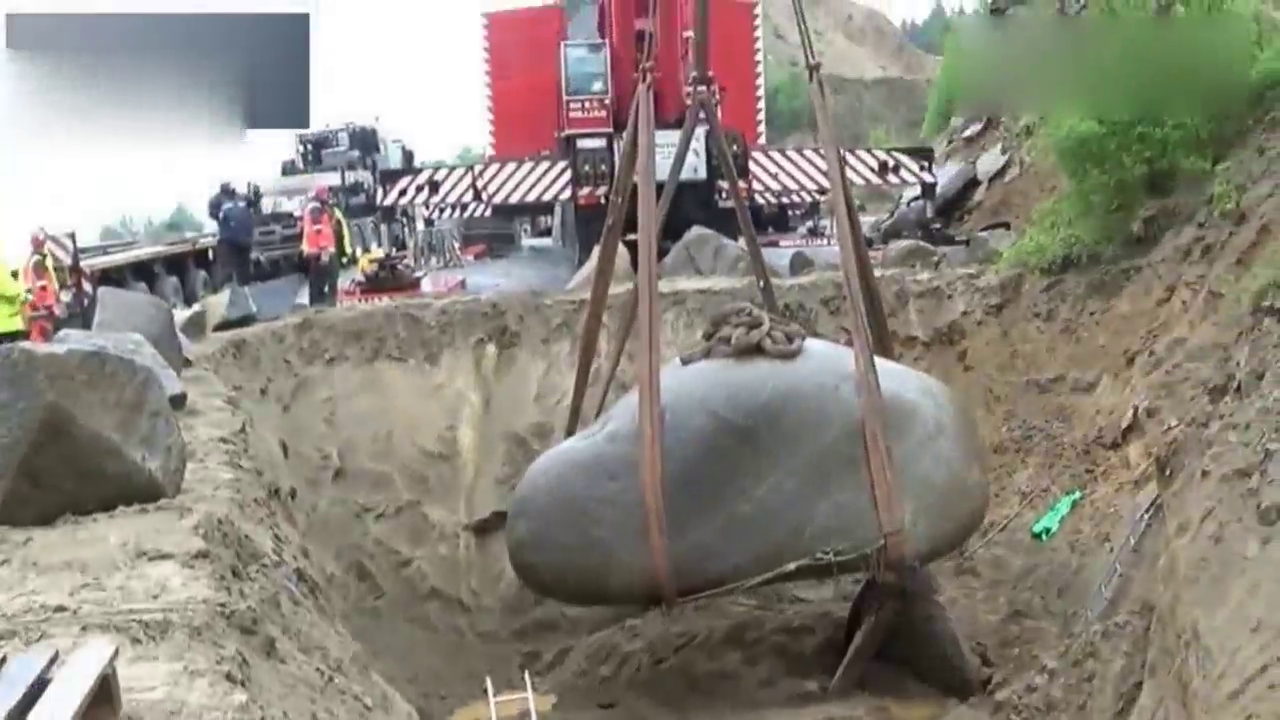 大型卡车运输巨型石头，看看是怎么弄上车，科技的力量就是强大