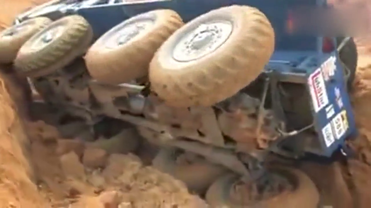 大卡车深陷泥潭，看这些老司机开车太牛了！