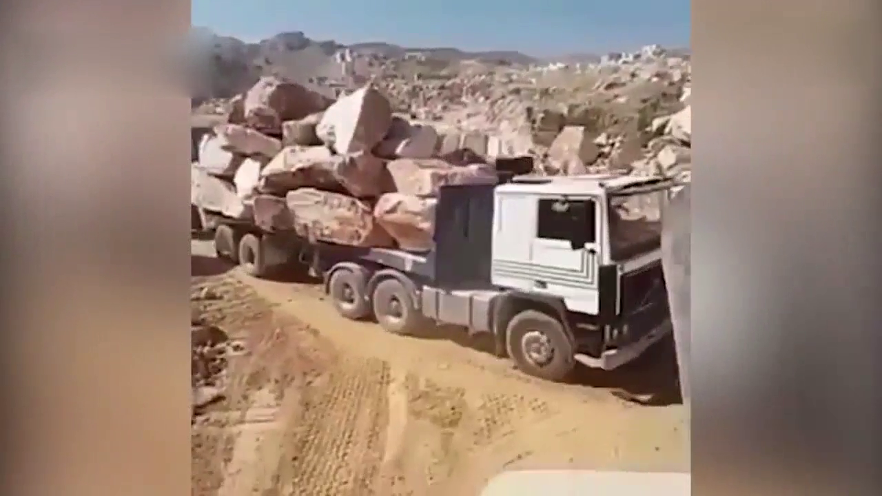 这辆运石头的大卡车，看这操作基本要大修了