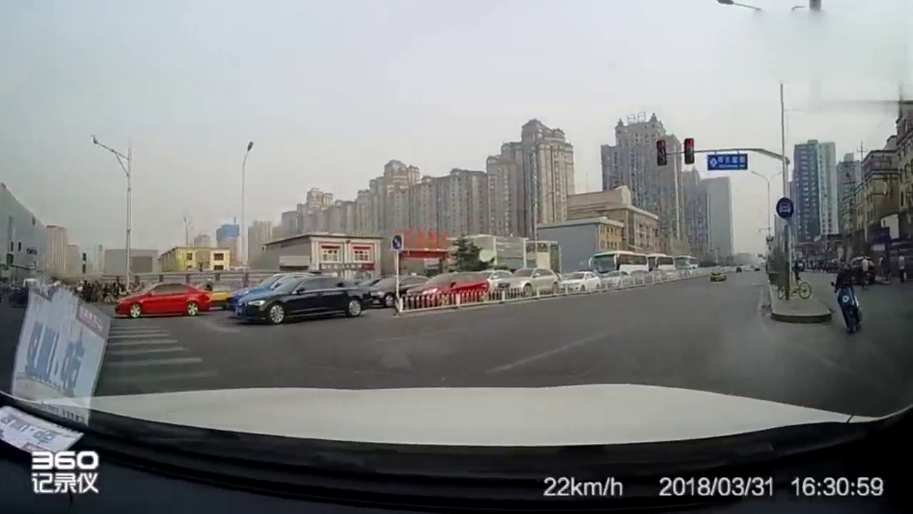 电动车没注意司机的忽然到来，慌乱之下一头就撞到了地上