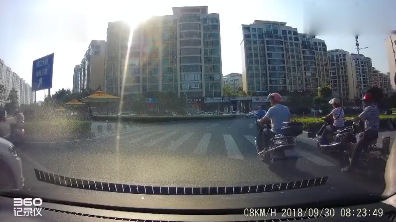 电动车横闯马路，瞬间从视频车前经过，这一幕有惊无险