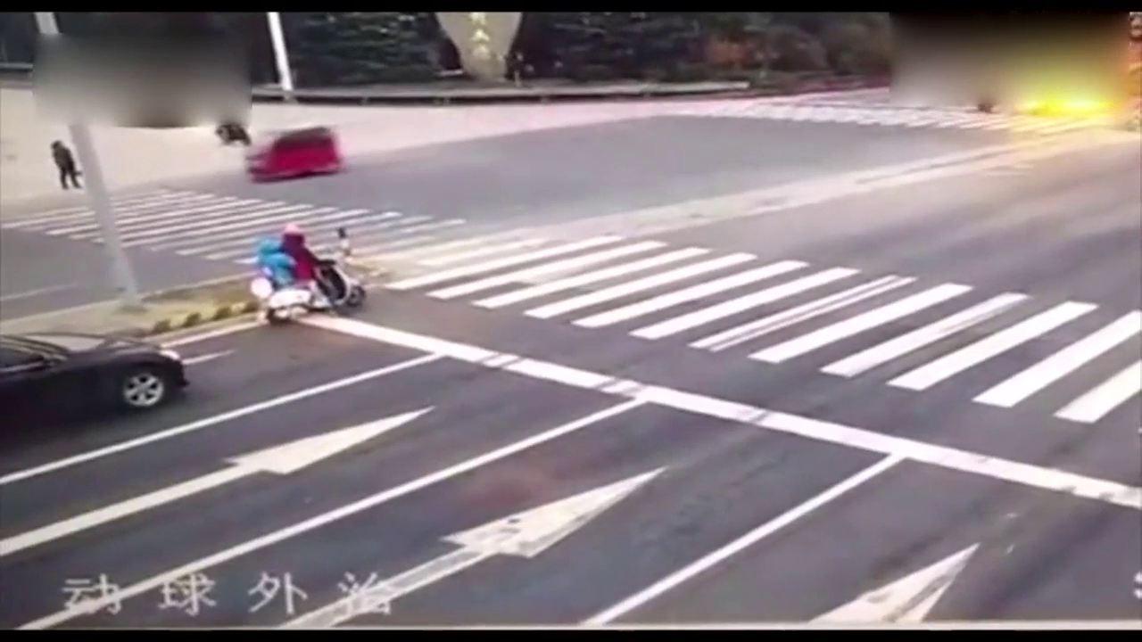 电动车夫妻俩在等红灯，怎么也没想到下一秒就大祸临头
