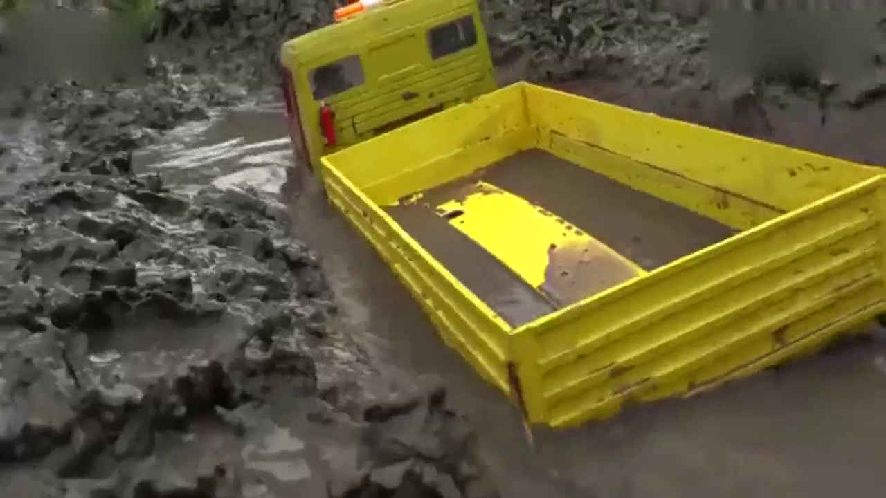 陷入泥潭后，才知道RC卡车有多强悍！佩服！