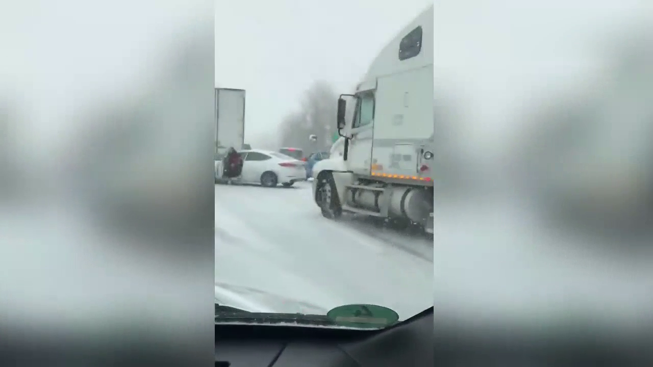 太惊悚！在即将被卡车夹扁瞬间司机跳了车