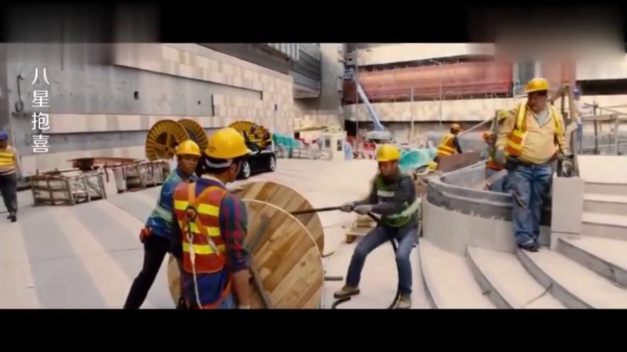 开跑车的美女满口英语,工地的小伙却对答如流,工友们一脸羡慕