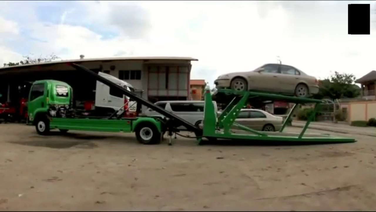 小卡车正在装载轿车，还可以装两辆