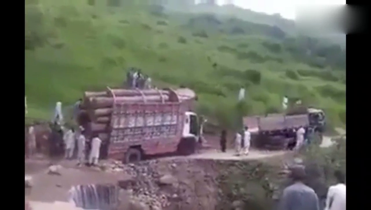 卡车陷于山崖边上，人都出来抢油