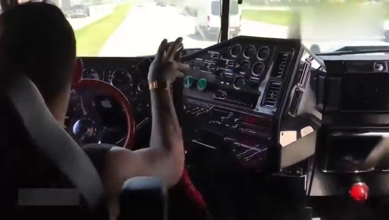 驾驶室视角拍摄卡车师傅怎么驾驶重型运输卡车
