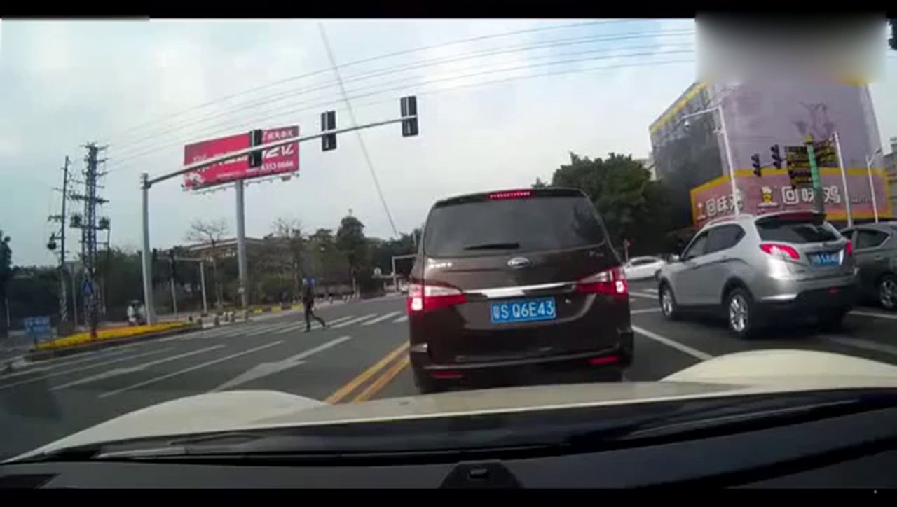 驾驶请留神！轿车一言不合直撞卡车