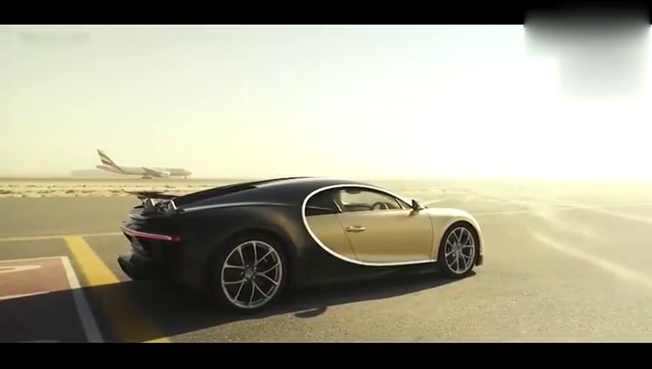 知道世界最快的跑车布加迪威龙有多快吗，上飞机跑道展示给你看