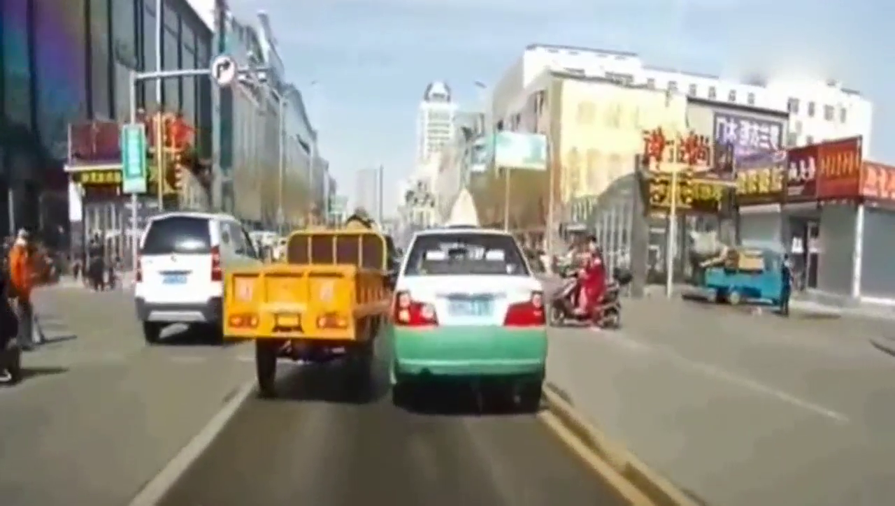 出租车根本没料到，自己正常行驶，竟然会无辜被撞