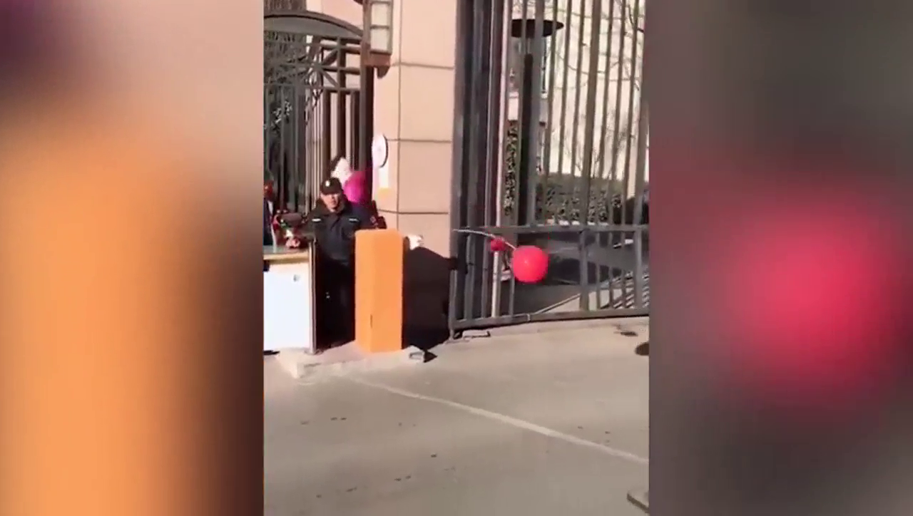 保安大哥，你这栏杆对得起那5块钱的停车费吗