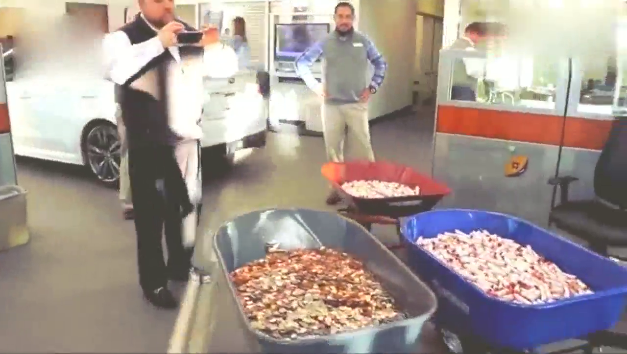 15岁小伙带硬币去购买超级跑车，数钱的那一刻，才是霸气的开始