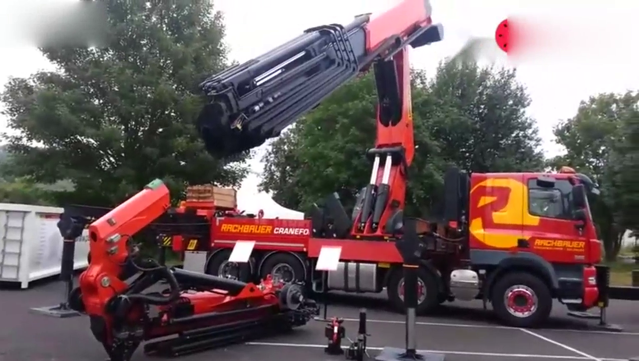 德国曲臂吊车造型科幻，用DAF卡车底盘臂展22米