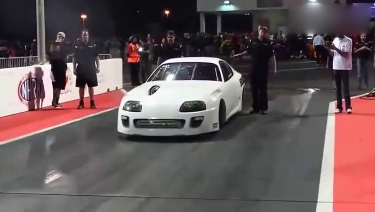 差点就起飞 大马力改装车秀猛爆加速