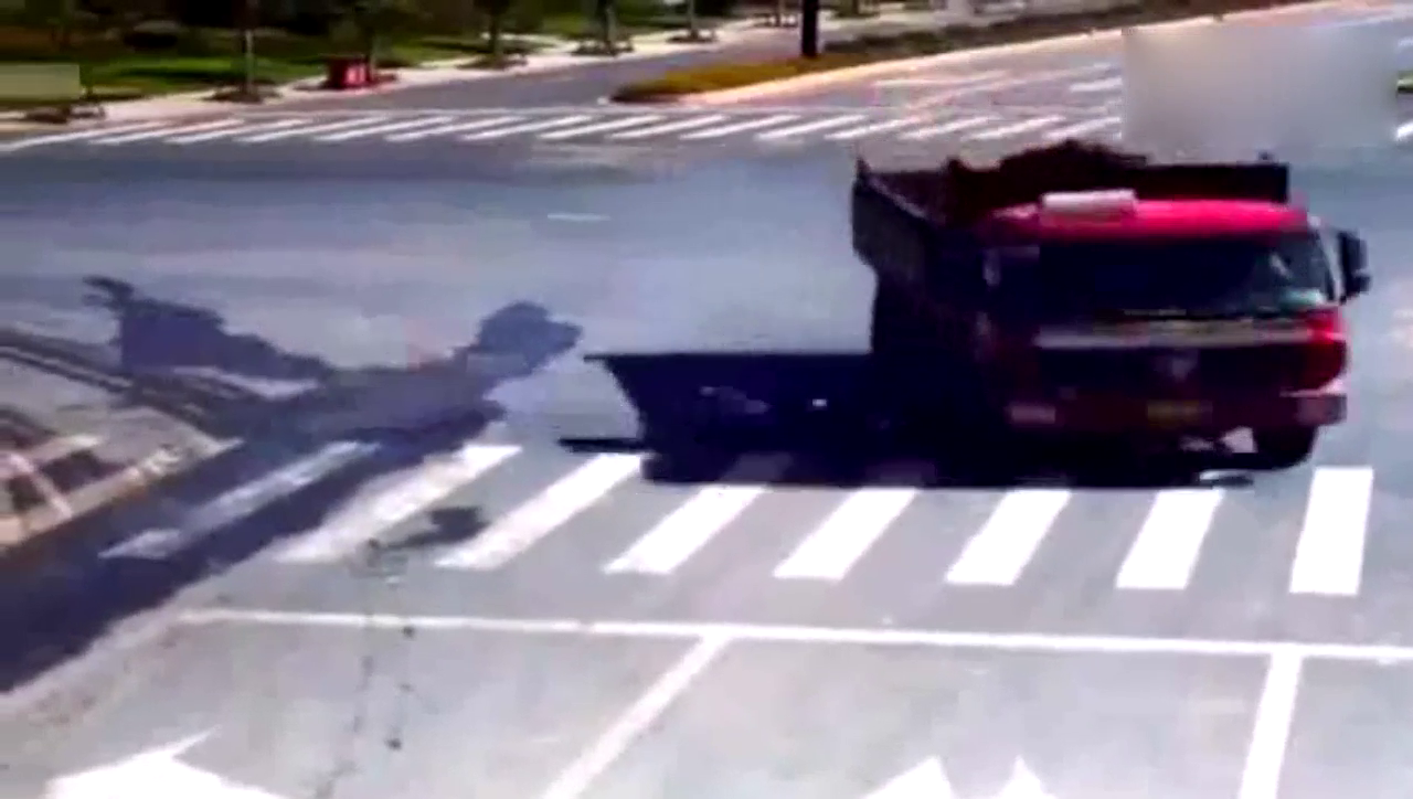 大卡车冲出来，小伙子为了活命，做出这样的举动！