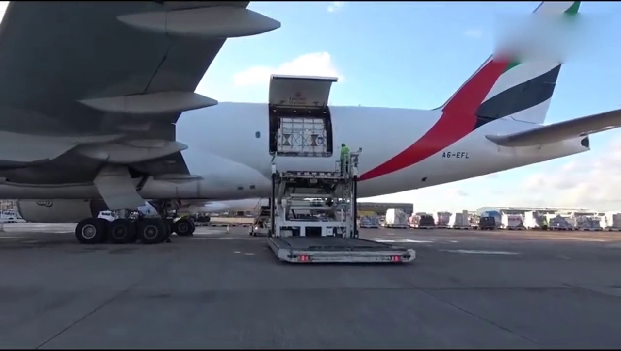 机舱打开的那一瞬间，自己来体验一下什么才叫超级跑车！