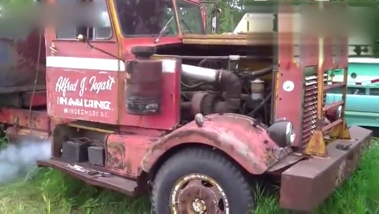 闲置十年的老式卡车启动，看着排气管起码用了一升柴油！