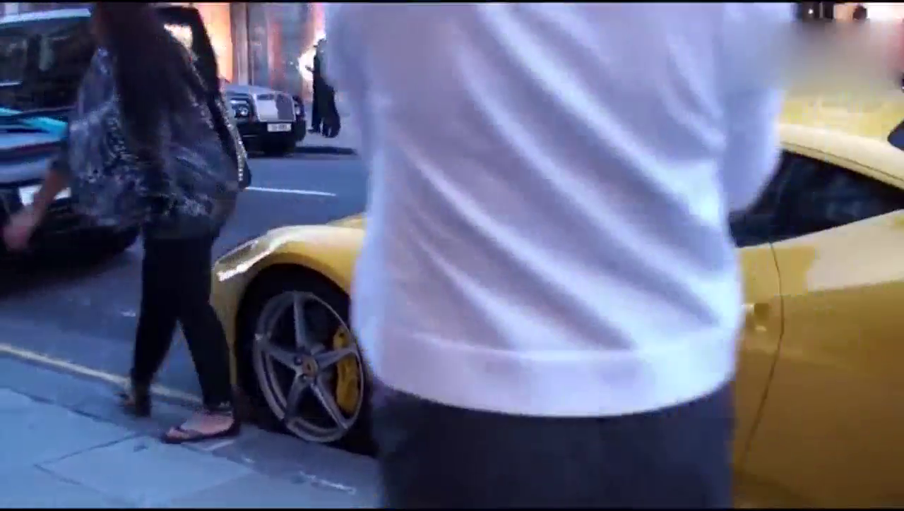 妹子坐在法拉利跑车的引擎盖上，没想到接下来发生这样的事