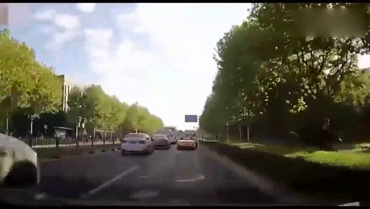 黄色保时捷跑车任性变道，沃尔沃是真没惯着！