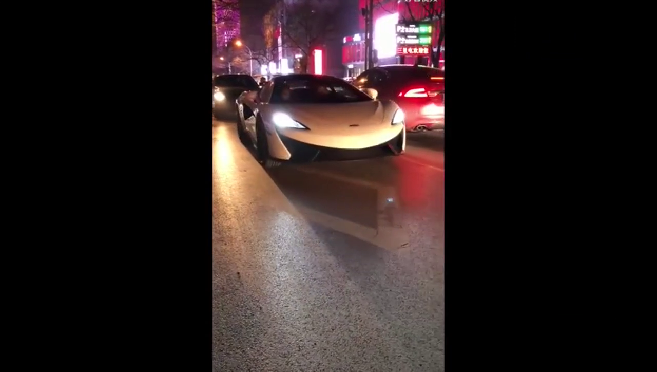 黑白相间的迈凯伦跑车，坐在副驾驶的小姐姐，长得超迷人