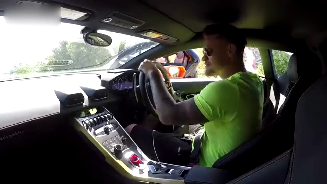 800万的跑车起步却输给了电动车，车主瞬间一脸的黑线，好尴尬啊