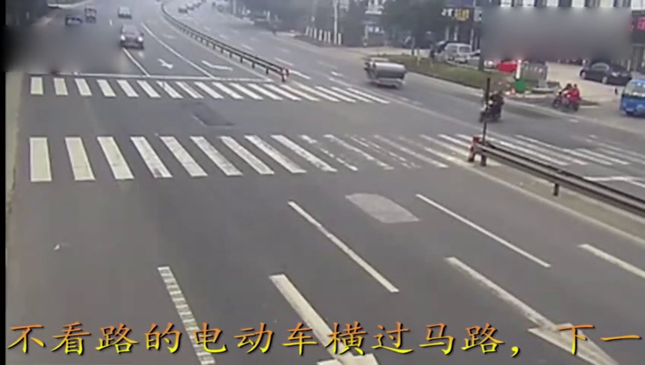 不看路的电动车横过马路，下一秒被压线的轿车瞬间撞飞！